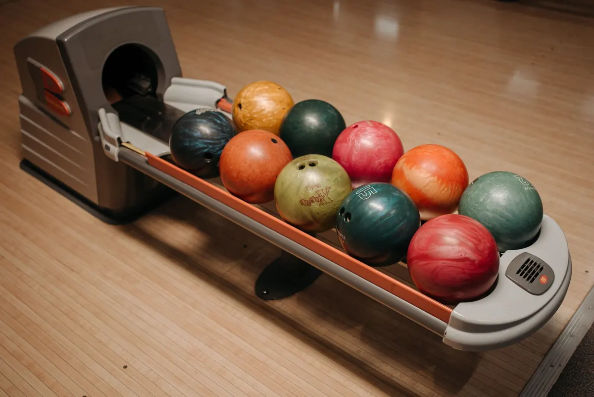 String Pinsetters vs. Free-Fall: How Modern Bowling Centers Are Changing